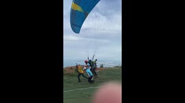 Strong wind disrupts paragliding takeoff in Da Nang, Vietnam