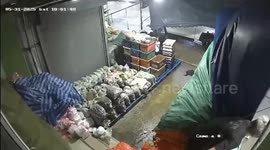 Thunderstorm shakes awnings as it slams into shop in Thailand