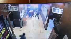 The moment a prisoner in Indonesia escaped after injuring 3 prison officers.
