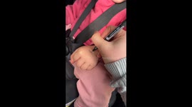Heartfelt idea helps ease young girl’s tough daycare drop-offs with a simple drawing on hands