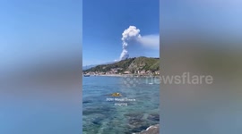 Video shows large plume of ash as Mount Etna erupts