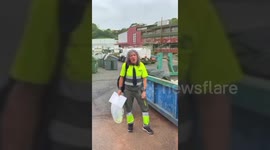 JUBILACION VIRAL Tras 45 años en la empresa, tira la ropa a la basura y se despide en calzoncillos