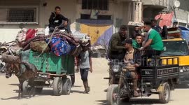 Palestinians flee Khan Younis following Israeli evacuation orders (2)