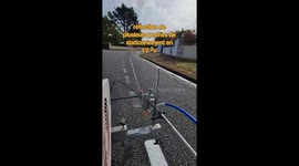 Remise en peinture d'un stationnement moitié effacé dans un lotissement