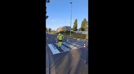 Réfection complète d'un passage piéton avec saupoudrage de billes de verre