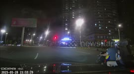 Dashcam captures meteor illuminating night sky in southern China