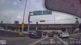Kind driver rescues kitten stranded on road in Taiwan