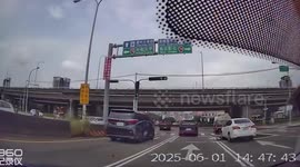 Kind driver rescues kitten stranded on road in Taiwan