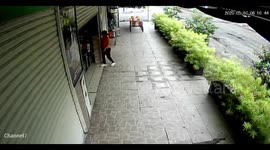 Woman hit by metal column in Yopal, Colombia