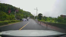 Dashcam captures tricycle veering to avoid vehicle in Shanghai, China
