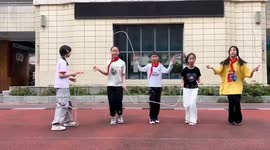 School kids nail 5-person skipping rope stunt