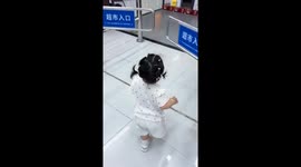 Toddler gets lightly pushed by security barrier in supermarket in Anhui, China