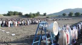Indonesia: Hundreds gather on sandy ground to mark Eid al-Adha with prayers in Indonesia