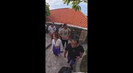Monkey snatches tourist’s sunglasses in Bali, Indonesia