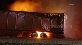 US, Bakersfield: Mojave Semi Truck Catches Fire Stops Freeway Traffic