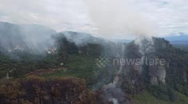 A hill in Harau District, Limapuluhkota Regency, was completely destroyed by fire after burning for two days. A joint team from the BPBD and the fire department could not extinguish the fire because access to the location was quite difficult.