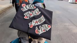 US: Graduates show solidarity with Palestine at University of Chicago ceremony