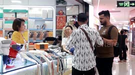 China: Int'l tourists go on electronics shopping binge in southern Chinese tech hub