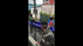 Delivery rider uses kayak to reach flooded home