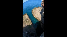 Man performs a heroic superman dive off a 17-meter-high cliff
