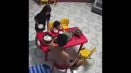 Bowl breaks during meal and startles girl in Hanoi, Vietnam