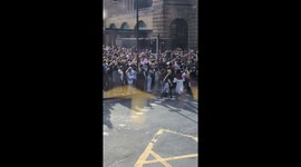 Thousands of people outside  Kings Cross station waiting  for Will Smith to appear on DJ AG live stream on Ticktock