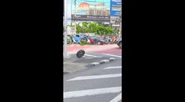 Motorists help tuktuk driver after vehicle loses tyre on busy road
