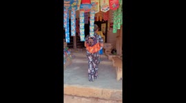 Baby on oblivious mum’s back steals crisps from shop