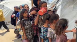 Turkish Red Crescent distributes hot meals to people starving in Gaza amid Israeli blockade