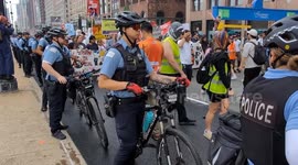 US: Crowds in Chicago protest ICE raids