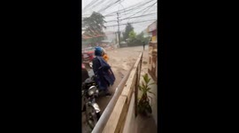 Roaring flood gushes across road amid heavy rain in the Philippines