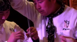 Noodles cut by a man covered his eyes can go through the hole on needle