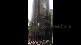 DUPLICATE Man climbs Trump Tower in New York