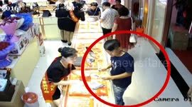 Man pretends to try on gold necklace to steal it