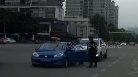 Male driver beats a female driver after she causes crash