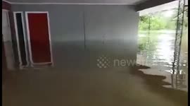 Kayaker enters Louisiana house completely submerged by flood water