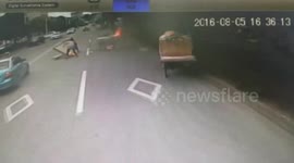 路遇三轮车着火 公交司机伸援手