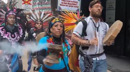 US: Tens of thousands attend 'No Kings' protest in Chicago, US