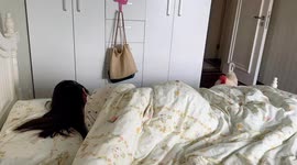 Rooster acts as alarm clock and loudly wakes owner in Sichuan, China