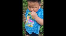 Boy shocked by weird taste of Chinese bayberry in Hunan, China