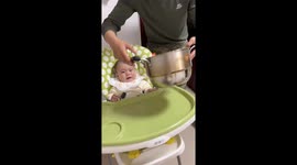 Baby drinks soup and stops crying instantly in Xinjiang, China