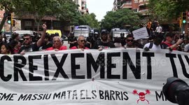 Spain: Spaniards take to streets again to protest against current tourism model