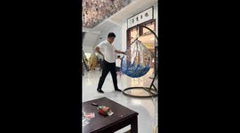 Hanging chair mishap catches man off guard in Anhui, China