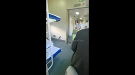 Fast-talking snack seller with mini cart surprises train passengers in Shaanxi, China