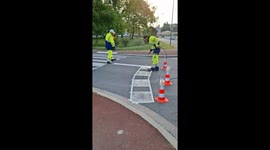 Aujourd'hui Julien repeint ce cédez le passage et retire le scotch et cela est satisfaisant