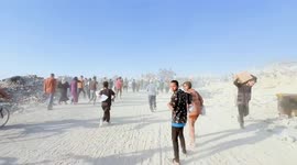 Palestinians flock to aid distribution point in Gaza’s Beit Lahia (2)