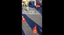 Aujourd'hui Julien repeint ce mot école avec sa machine euroliners