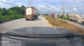 Distracted driver crashes into the back of car that stops suddenly