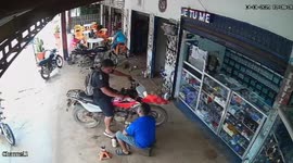 Motorbike crashes into shop door during mishap in El Retorno, Colombia