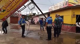 Honduras: Honduras Police Clear Fallen Electric Sign Risking Electrocution